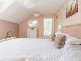 Courtyard Cottage 11 Bedroom The double bedroom with and en-suite in the Strath Glass accommodation at Abbey Holidays Loch Ness