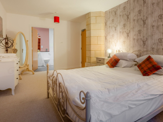 Abbey Church 9 The Nave double bedroom with en-suite at Abbey Holidays by Loch Ness