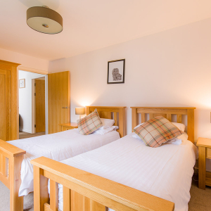Courtyard Cottage 4 - Brora accomodation&#039;s twin bedroom at Abbey Holidays Loch Ness
