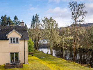 Courtyard Cottage 8 - Taigh Nan Caorach exterior and garden by Loch Ness at Abbey Holidays Loch Ness
