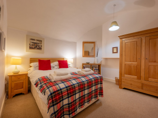 Moat House 2 - Major&#039;s Apartment accommodation&#039;s double bedroom at Abbey Hoildays Loch Ness