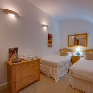 Moat House 2 - Major&#039;s Apartment accommodation&#039;s twin bedroom at Abbey Hoildays Loch Ness