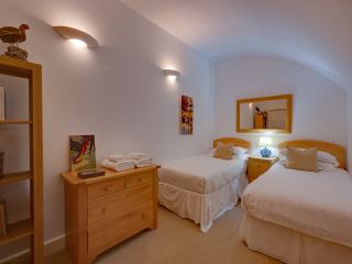Moat House 2 - Major&#039;s Apartment accommodation&#039;s twin bedroom at Abbey Hoildays Loch Ness
