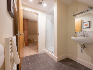 Moat House 5 The Ross accommodation&#039;s bathroom with shower at Abbey Holidays Loch Ness