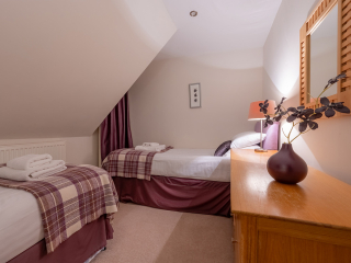 Moat House 5 The Ross accommodation&#039;s twin bedroom at Abbey Holidays Loch Ness
